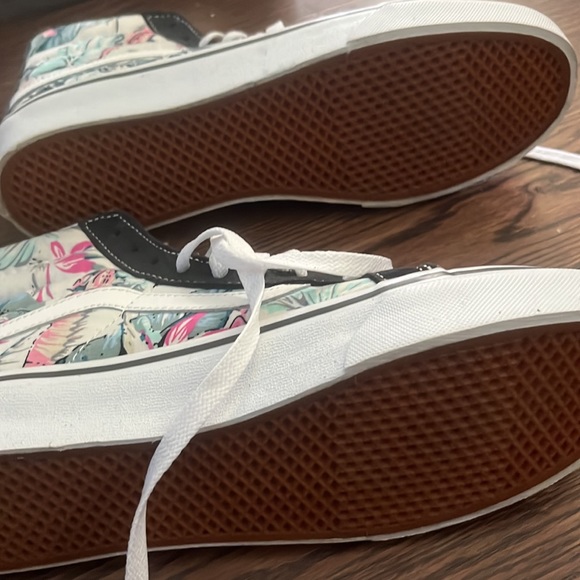 SKATEBOARD?! Brand new never worn Vans - Picture 5 of 5